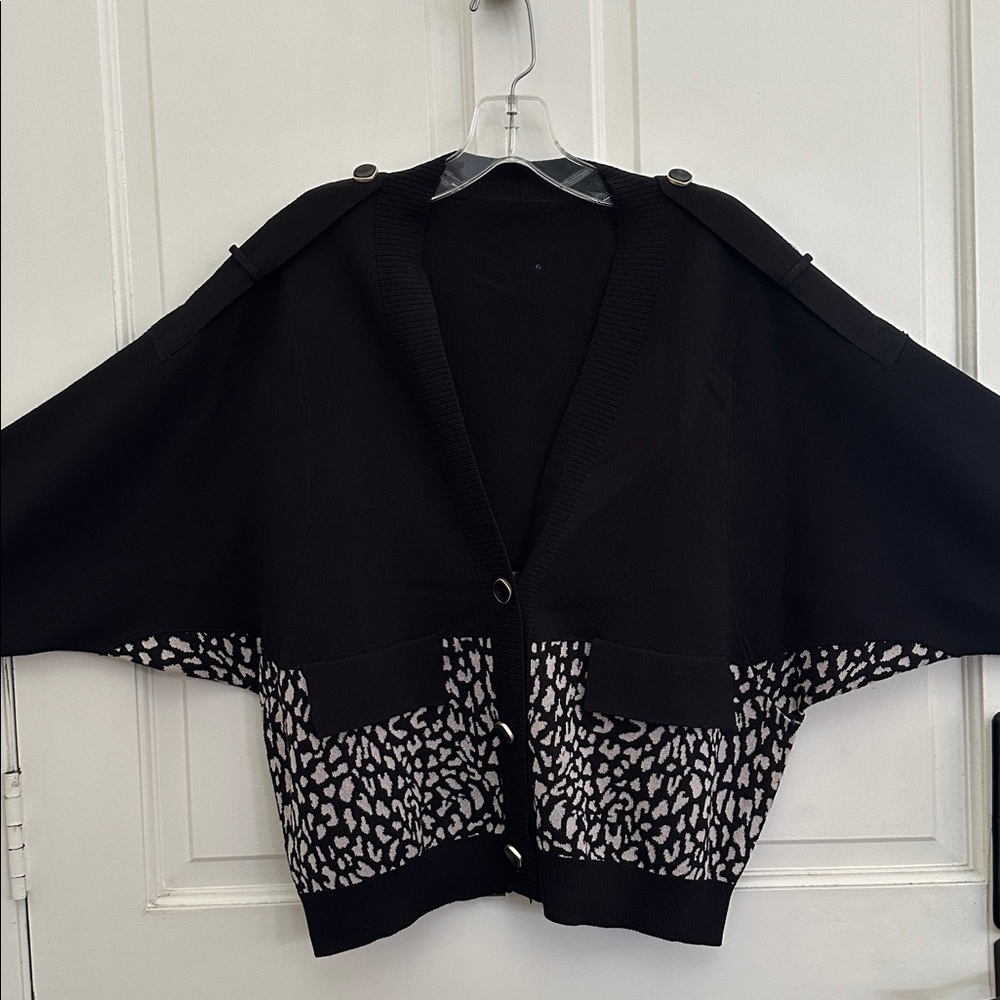Chic Black and White Cheetah Leopard Patterned Button Front Sweater Cardigan M - Picture 2 of 8